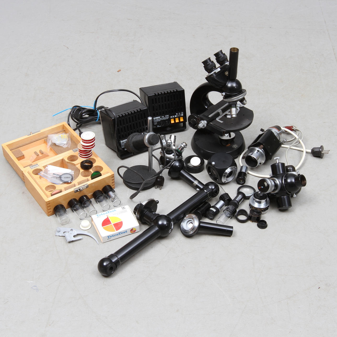 MIKROSKOP, Carl Zeiss No 308671 med diverse tillbehör. 1900-tal.