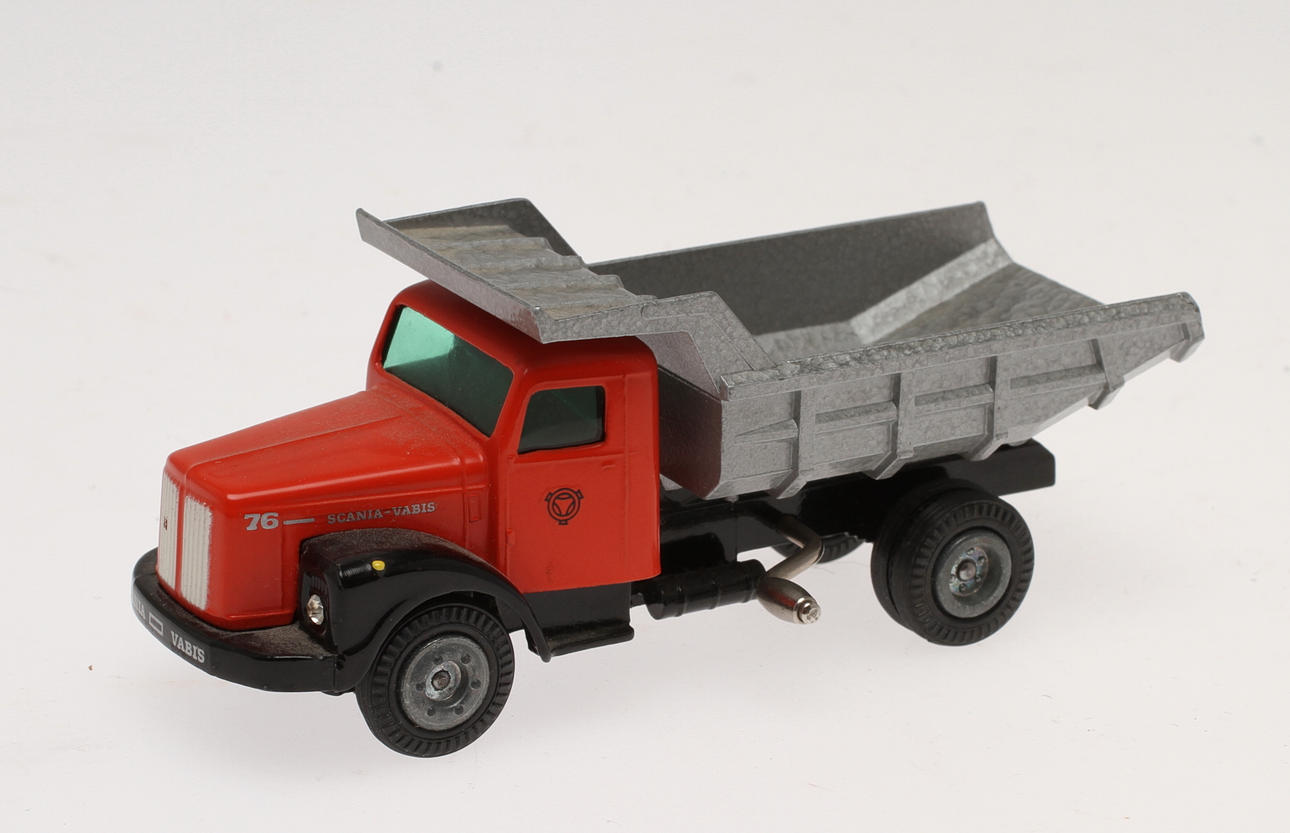 MODELLBIL TEKNO SCANIA-VABIS lastbil med tippflak, orange hytt grått flak.