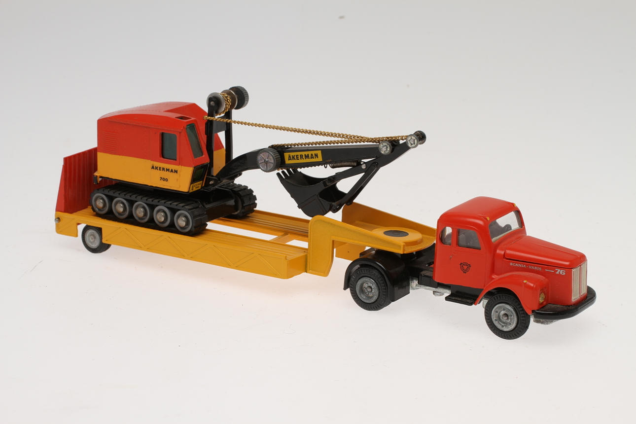 MODELLBIL TEKNO SCANIA-VABIS lastbil med trailer 861 samt Åkerman grävskopa 860.