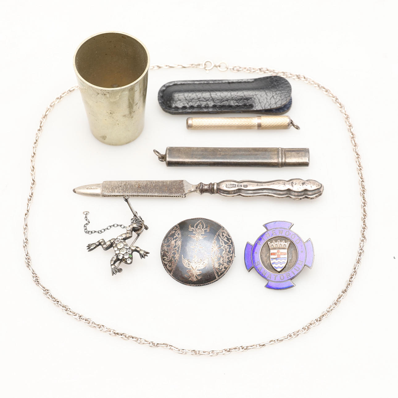 RYHMÄ HOPEAA JA PALVELTUJA TAVAROIDEN.