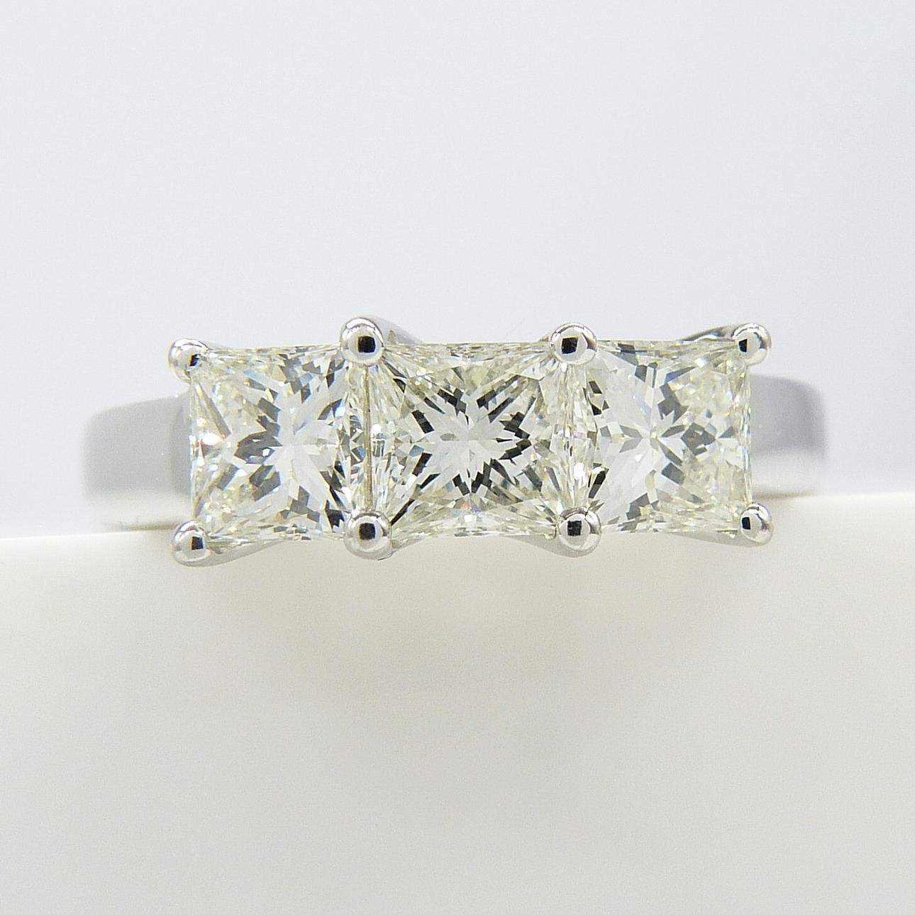 1.00CT PRINCESS-CUT DIAMANT 3-STENS RING.