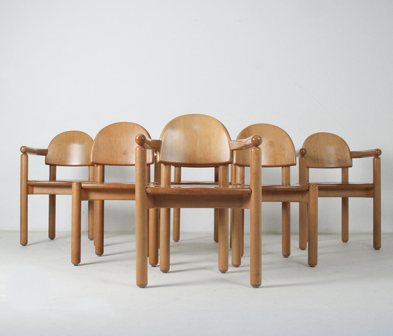 Sechs Rainer Daumiller Stühle.