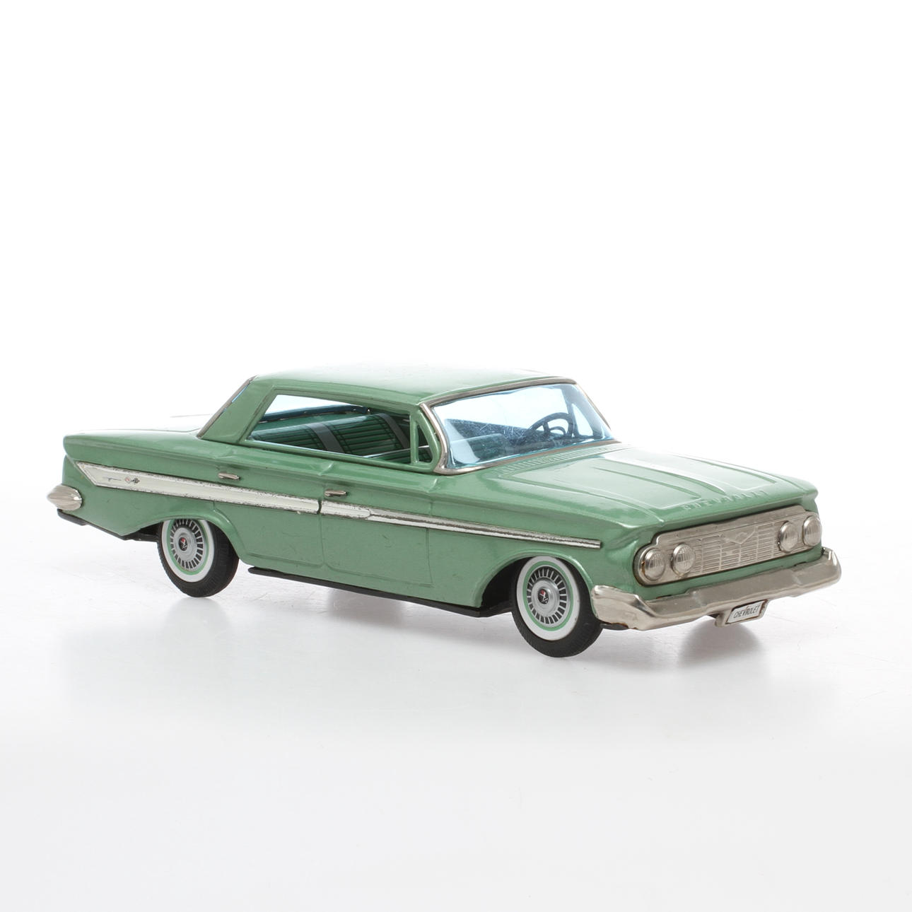 BANDAI JAPAN plåtbil CHEVROLET, grön, friktion.