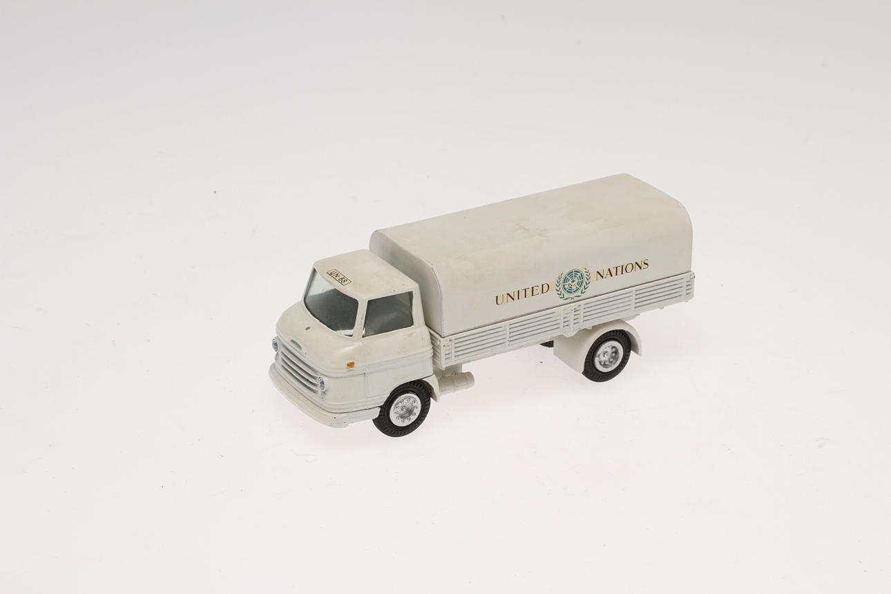 MODELLBIL TEKNO VOLVO täckt lastbil UN-88, United Nations, vit.