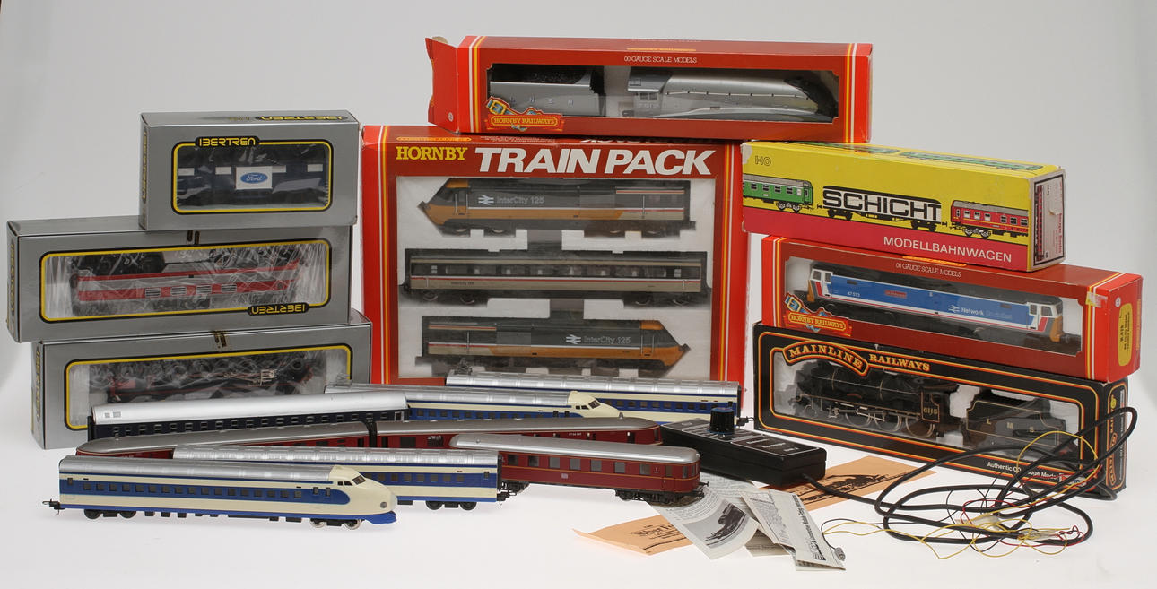 MODELLTÅG olika fabrikat , cirka 15 delar, delvis originalkartonger.