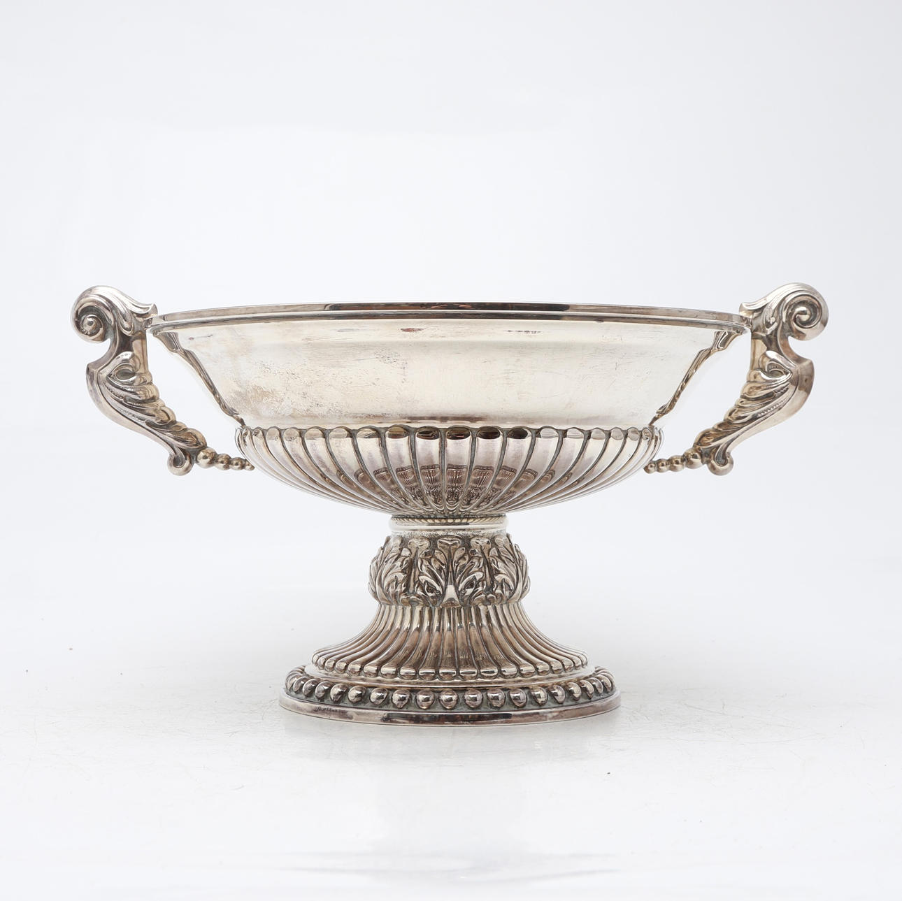 Centro de estilo Imperio en plata, del siglo XX.