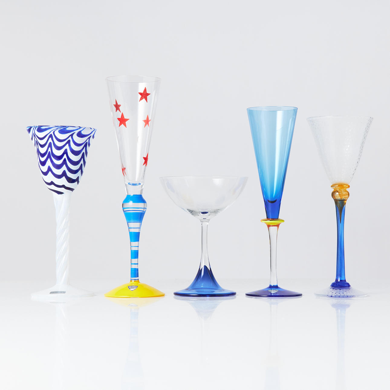 WINE and CHAMPAGNE GLASSES, 5 pcs., Anne Nilsson Orrefors, Ulrica Hydman  Vallien, Artist collection Boda 97920, Ronny Carlsson, and 2 glasses  Orrefors. Glass - Art glass - Auctionet