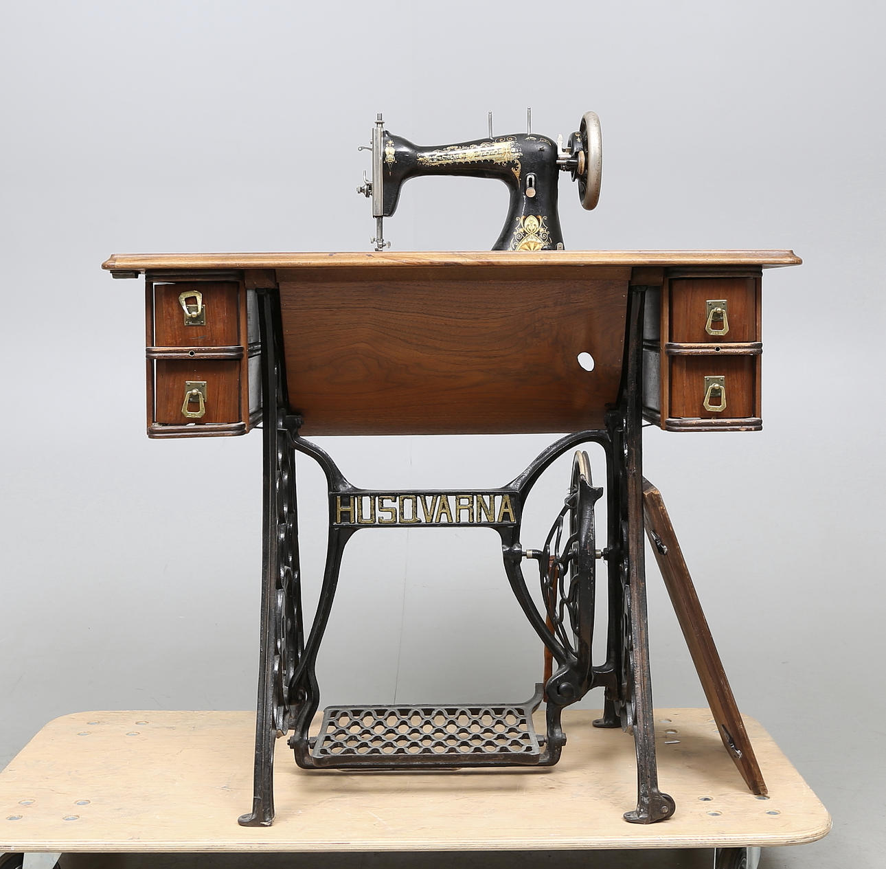 SYMASKIN samt SYMASKINSBORD, Husqvarna, tidigt 1900-tal.