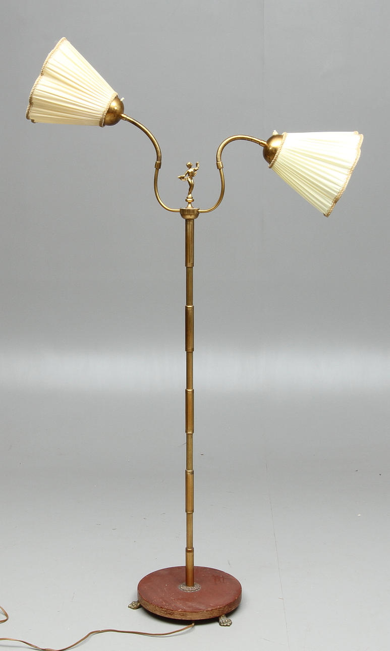 GOLVLAMPA tvåarmad, 1900-tal.