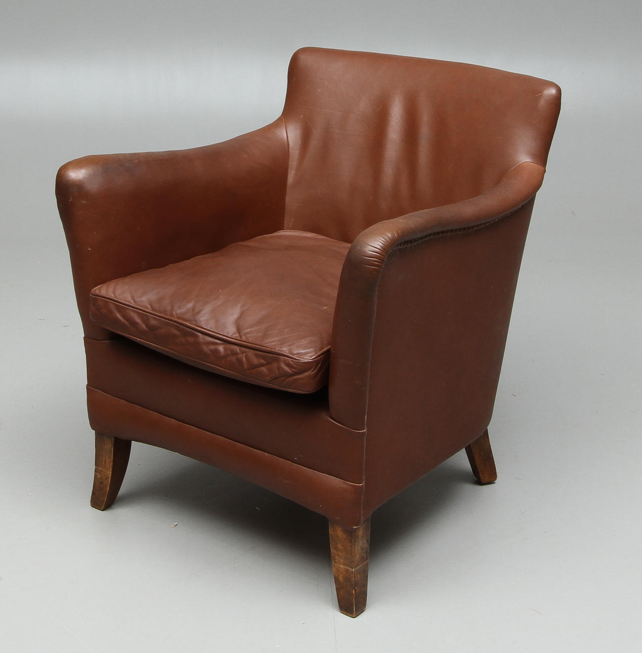 FÅTÖLJ, brunt skinn, 1900-tal.