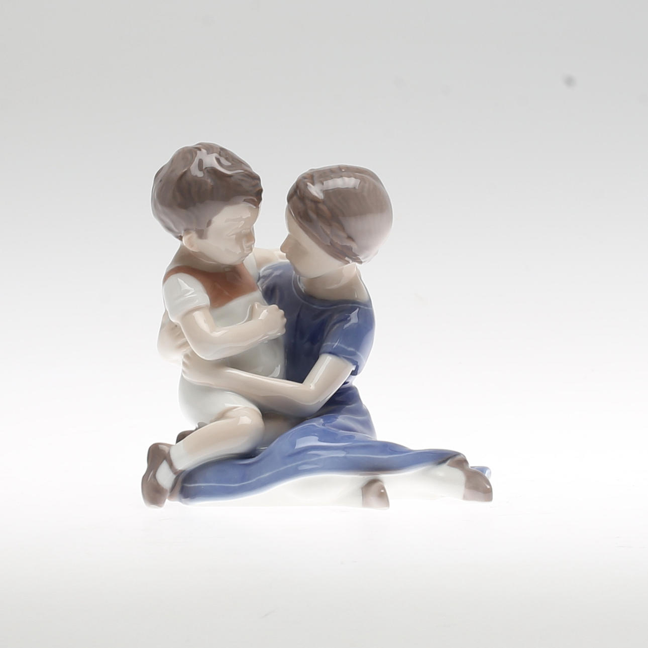 FIGURIN. Lekande barn. Porslin. Bing & Gröndal. Ingeborg Plockross Irminger. Denmark.