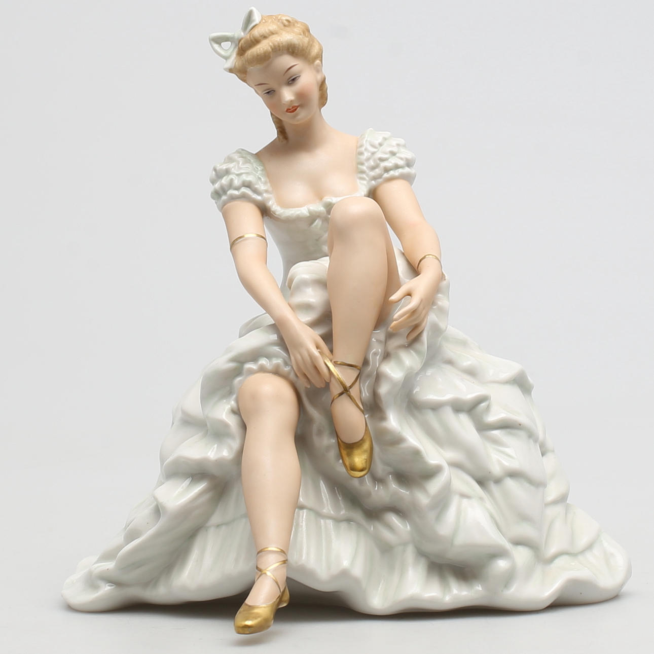 FIGURIN. Porslin. Ballerina snörar sin sko. Wallendorf. Germany.