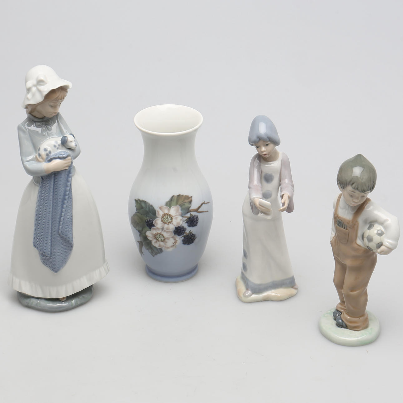 PARTI PORSLIN. 4 delar. Vas, Royal Copenhagen. Figuriner, Nao samt Casades.