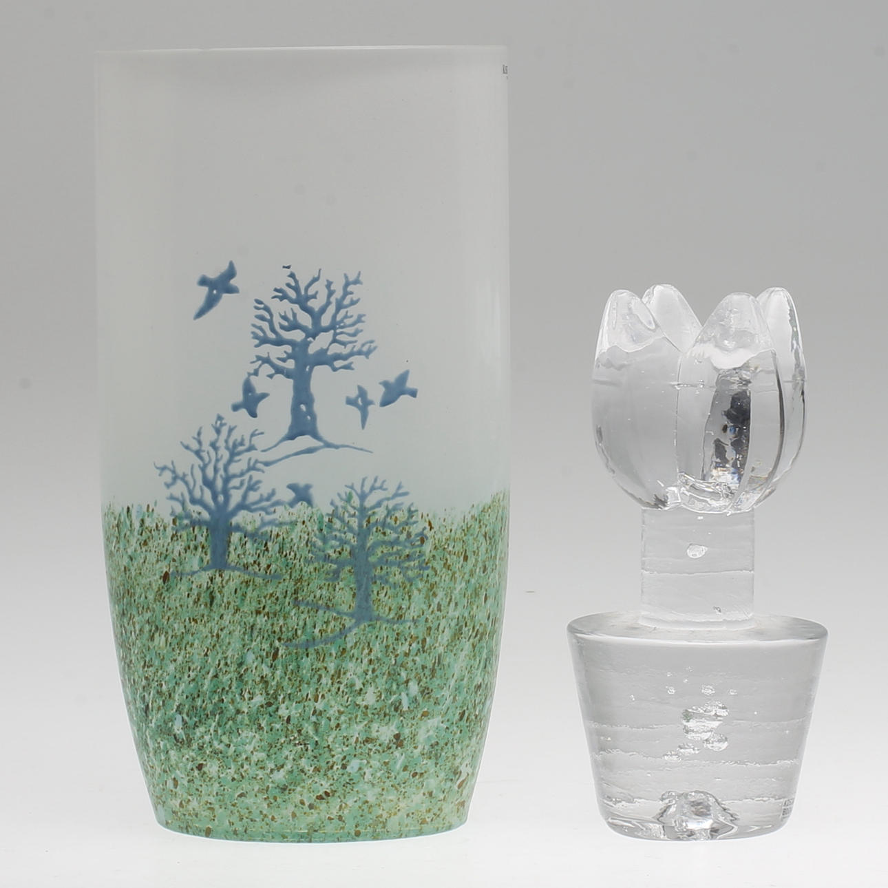 GLAS. 2 delar. Kosta Boda. Kjell Engman samt Ulrica Hydman-Vallien.