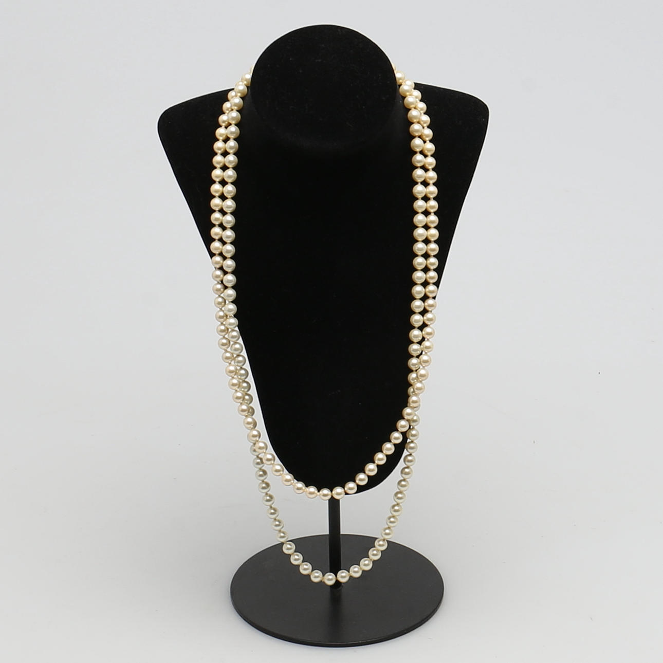 PÄRLCOLLIER. 2 st. Odlade pärlor. Silverlås.