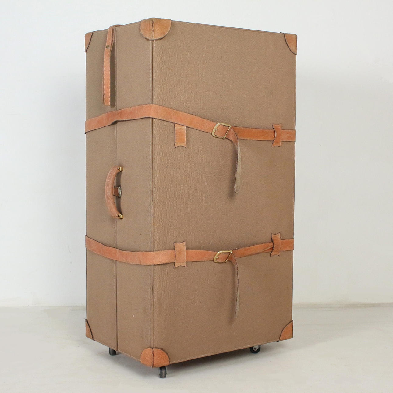 Suitcase/ travel wardrobe, with inner compartments, with wheels.