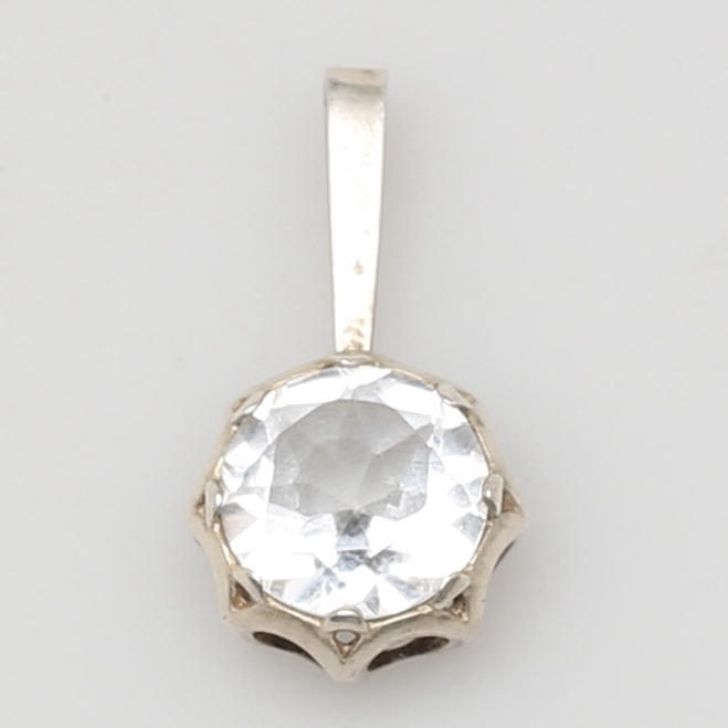 HÄNGE. Sterlingsilver med bergskristall. Bengt Hallberg. Köping. 1974.