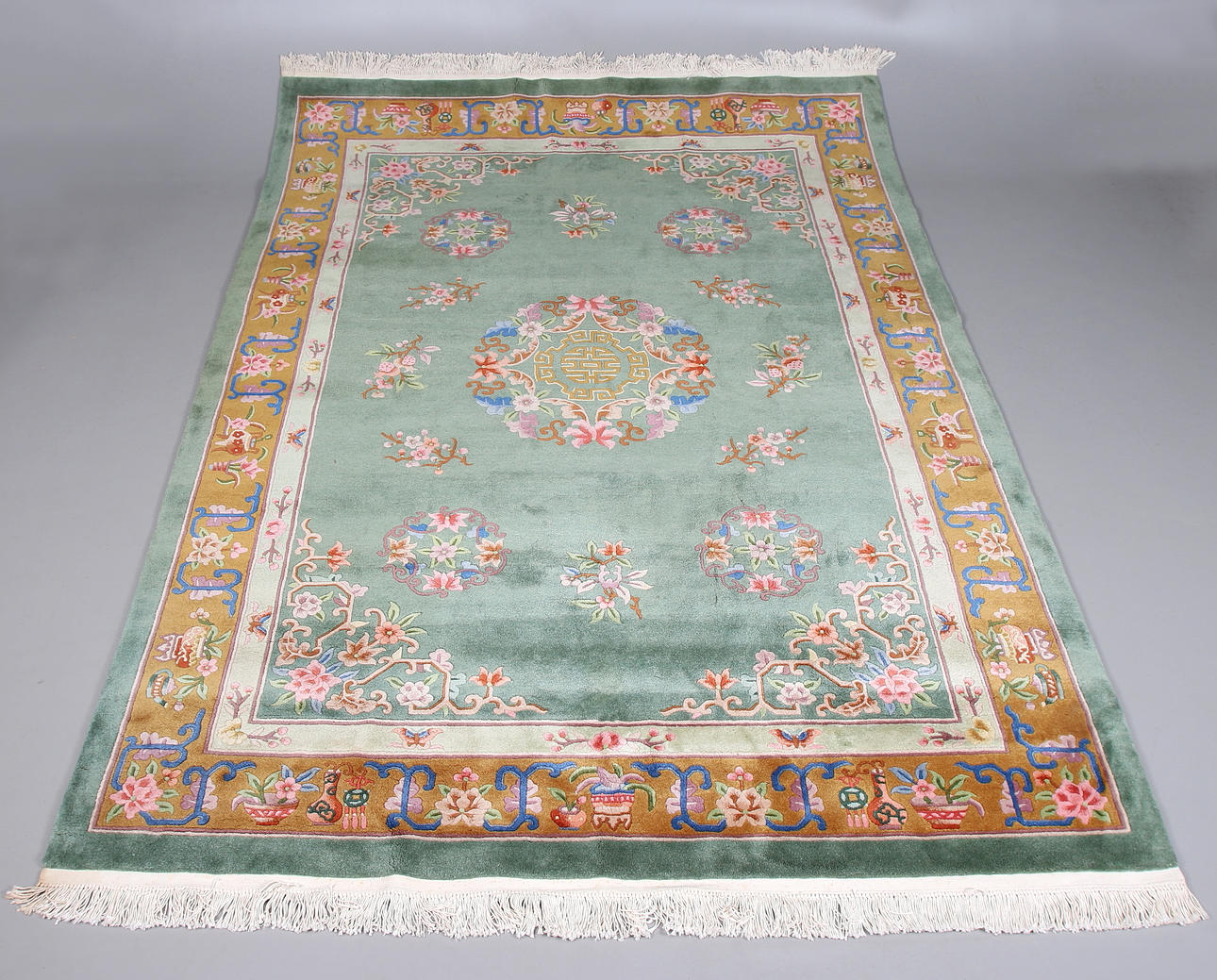 MATTA, Orientalisk, Kina. 302 x 215 cm.