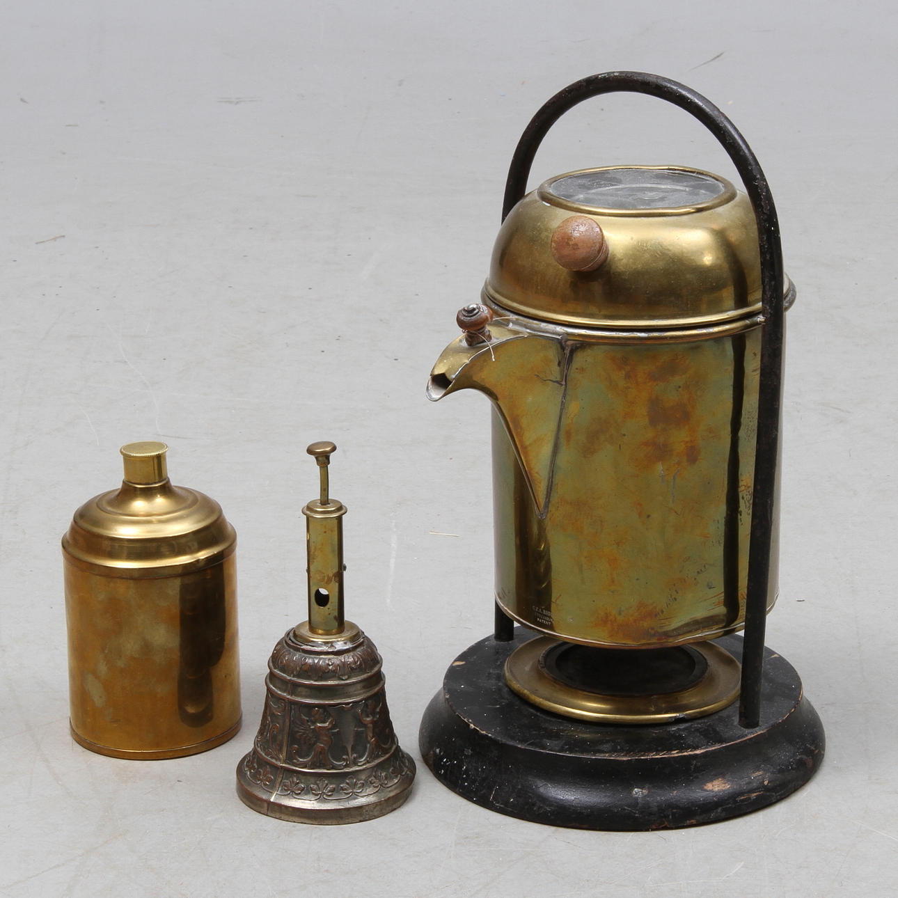 PARTI DIVERSE, 3 delar, Perkulator, cigarsnoppare samt flaska, 1900-tal.