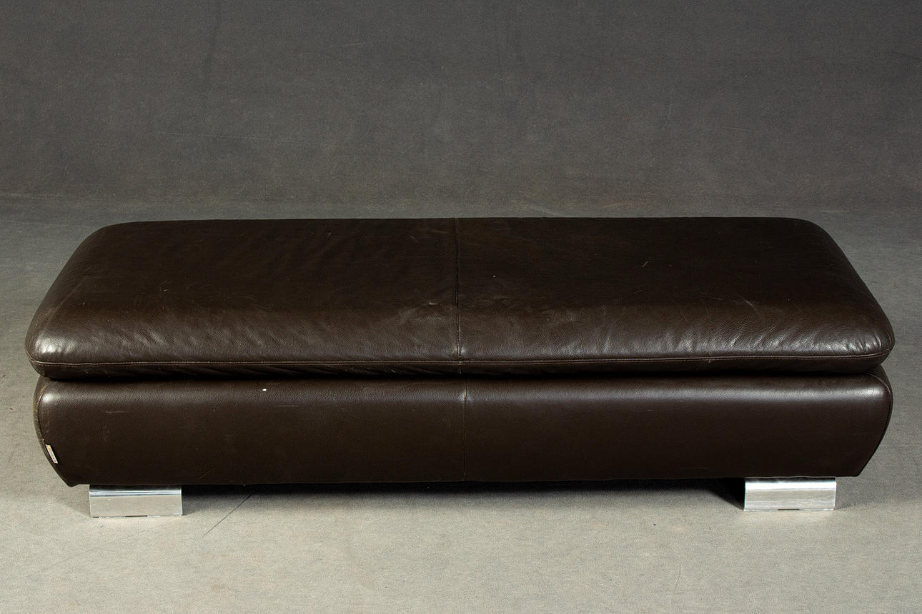 Willi Schillig, Leder Hocker mit Stauraum.