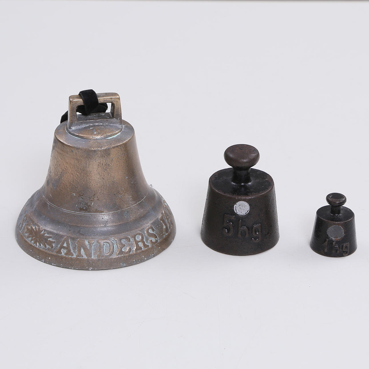 BJÄLLRA och VÅGVIKTER 2 st, mässing/järn, 1900-tal.