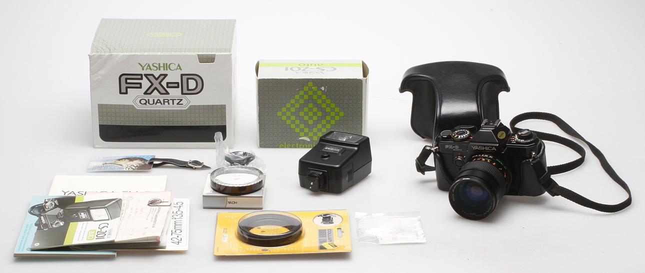 SYSTEMKAMERA med TILLBEHÖR, Yashica FX-D.