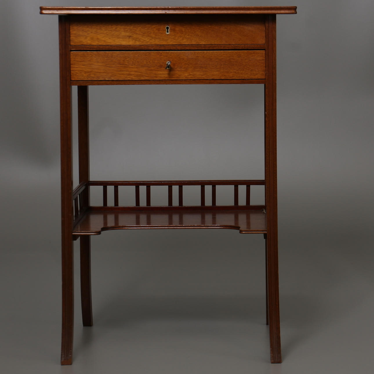 SYBORD med låda i jugendstil. 1900-talets första hälft.