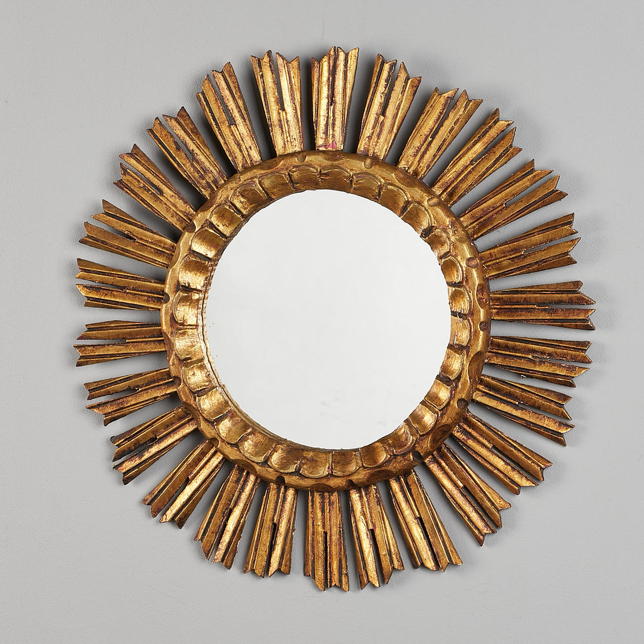 SOLSPEGEL, 1900-talets slut, förgylld.