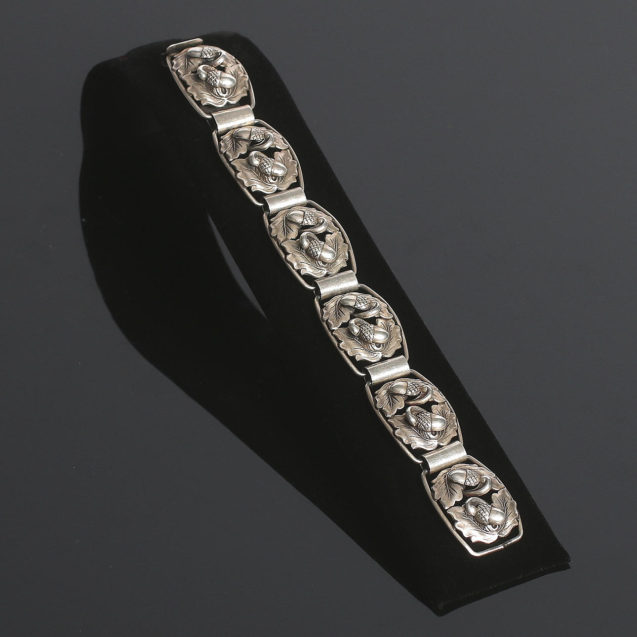 ARMBAND, silver, dekor av ekollon, G. Kaplan, 1900-talets mitt.