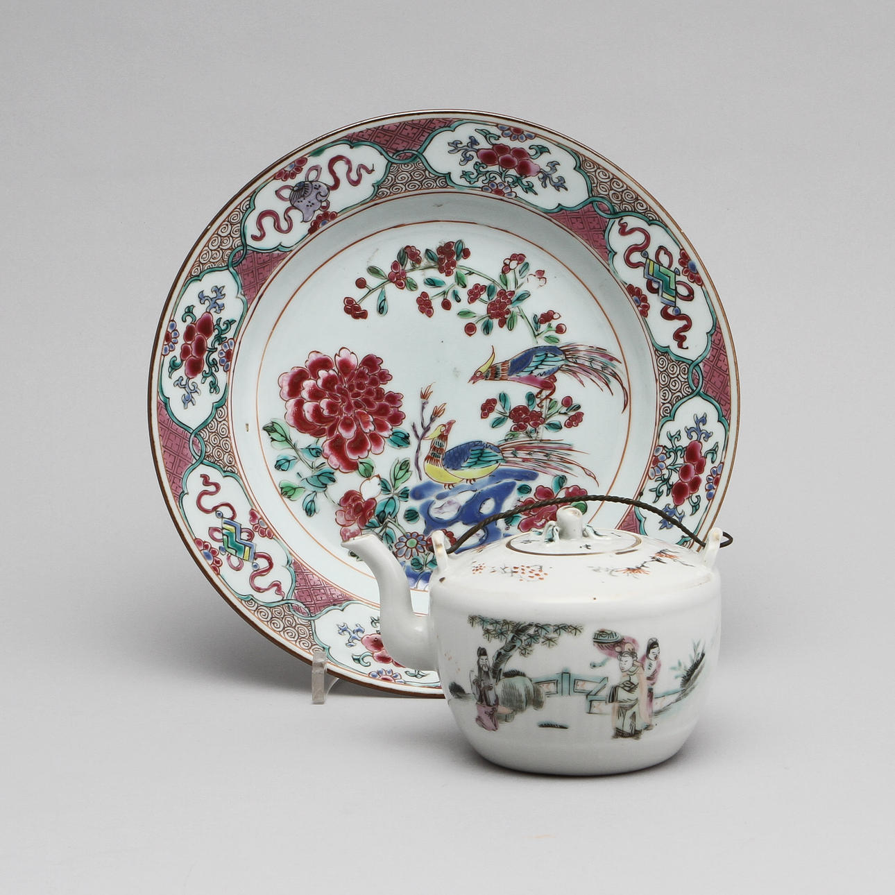 PORSLINSFÖREMÅL, 2 delar. Tallrik och tekanna. Kina, 1700 och 1800-tal.