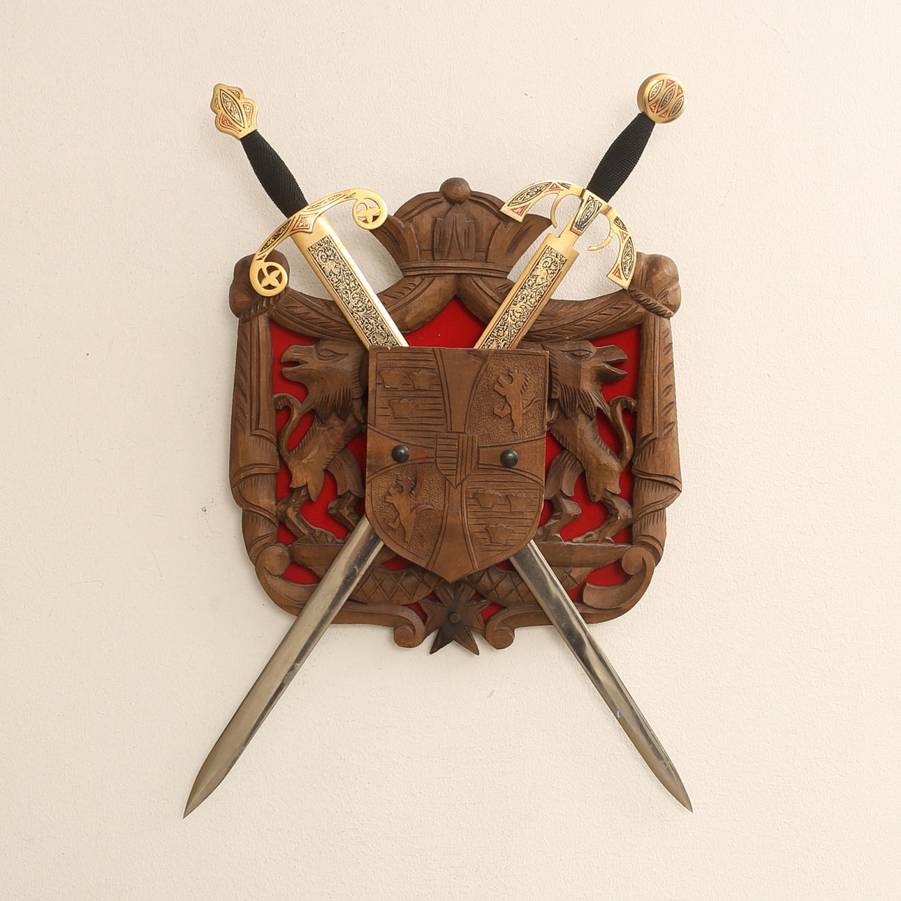 ESCUDO DE ARMAS, madera con 2 espadas cruzadas.