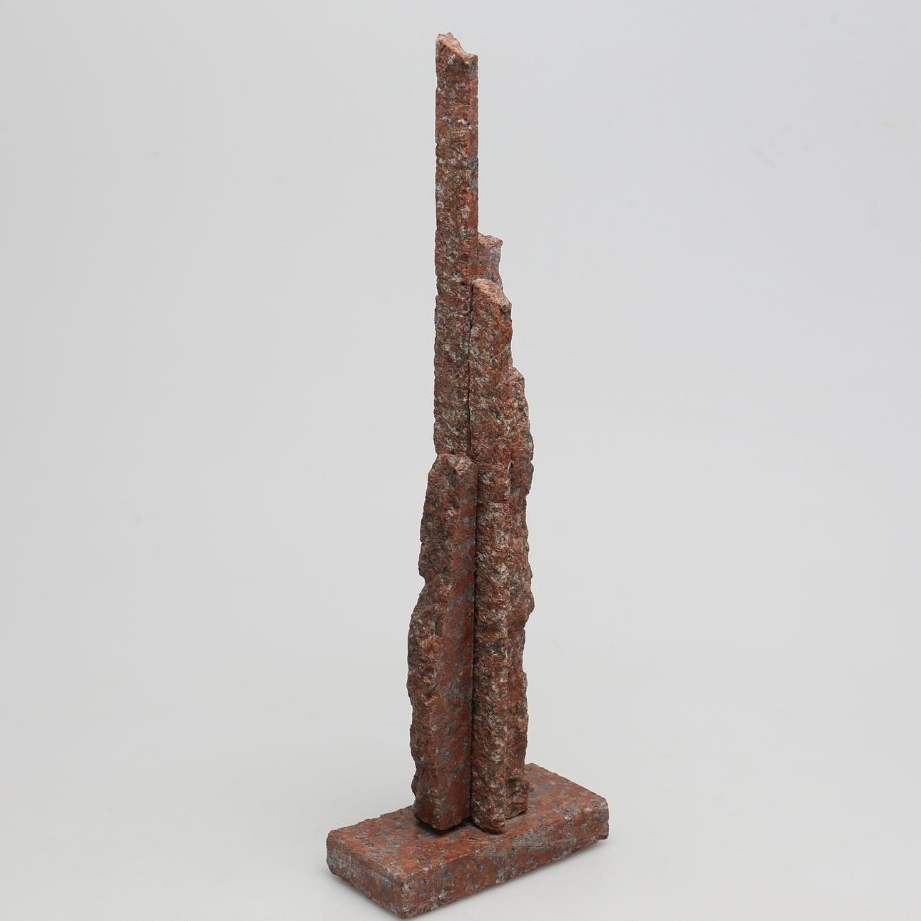 BO LÖFGREN. Vertikal. Tranåsgranit. Signerad maskintext på pappersplatta i undersida.