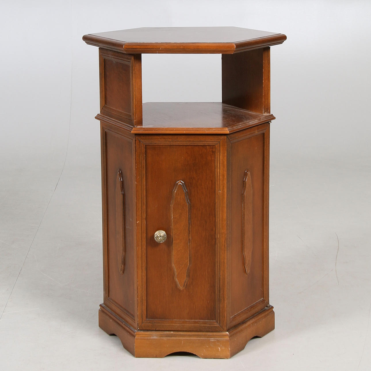 SÄNGBORD, engelsk stil, 1900-talets andra hälft.