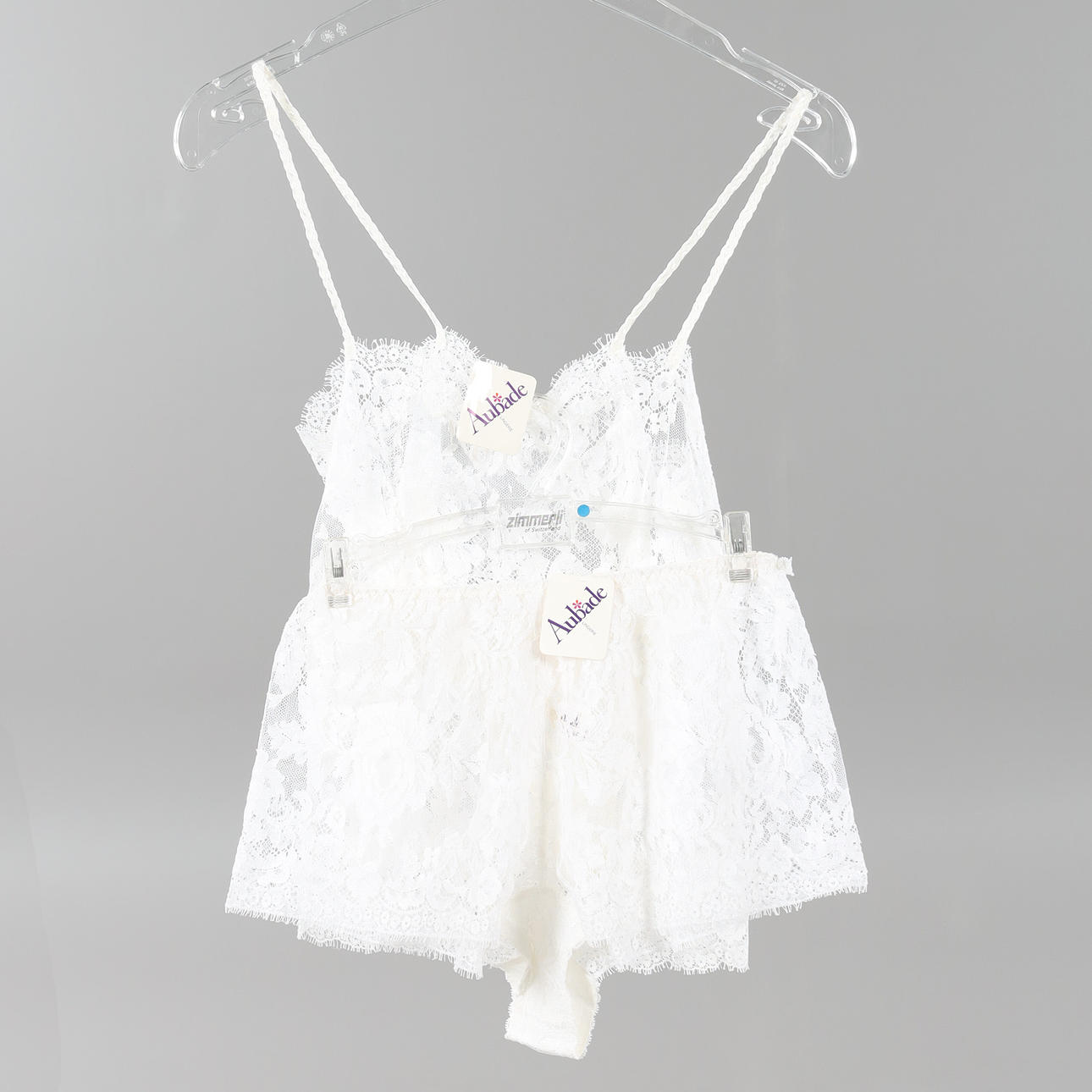 AUBADE PARIS, 3 dlr, set in white lace.