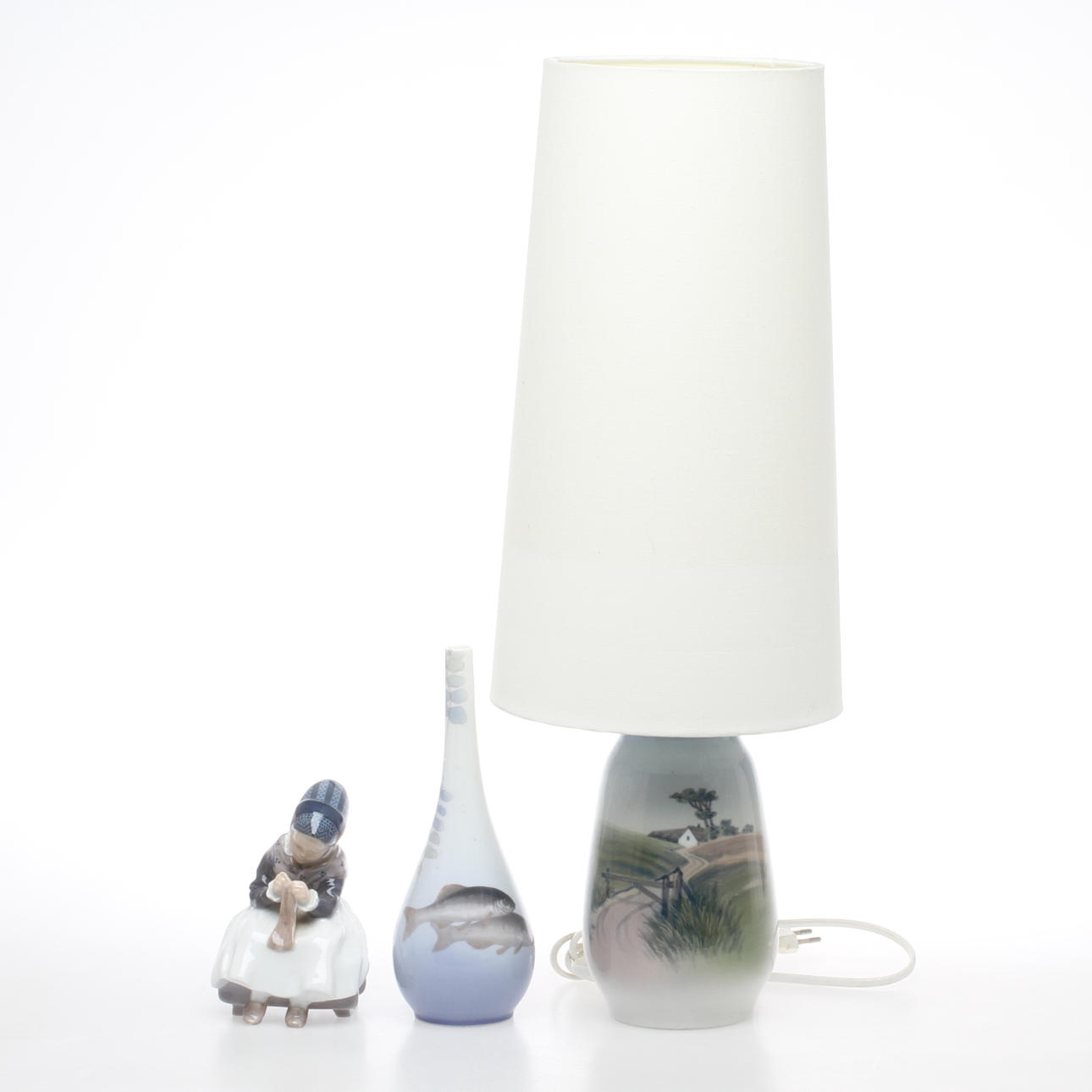 BORDSLAMPA, VAS samt FIGURIN, porslin, Royal Copenhagen, Danmark, 1900-tal.