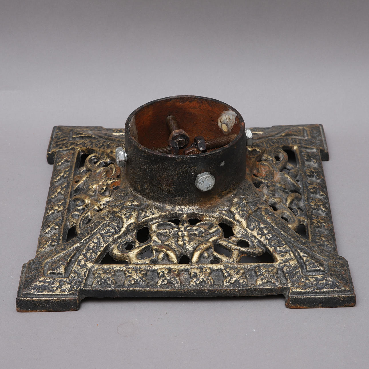 JOULUKUUSEN JALKA, valurautaa, 1900-luku.