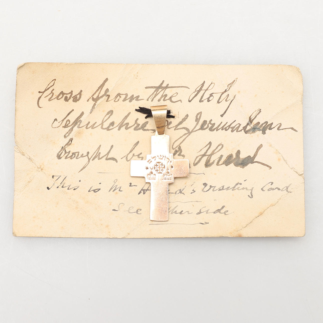 EIN JERUSALEM-KREUZ-ANHÄNGER AUF KARTE.