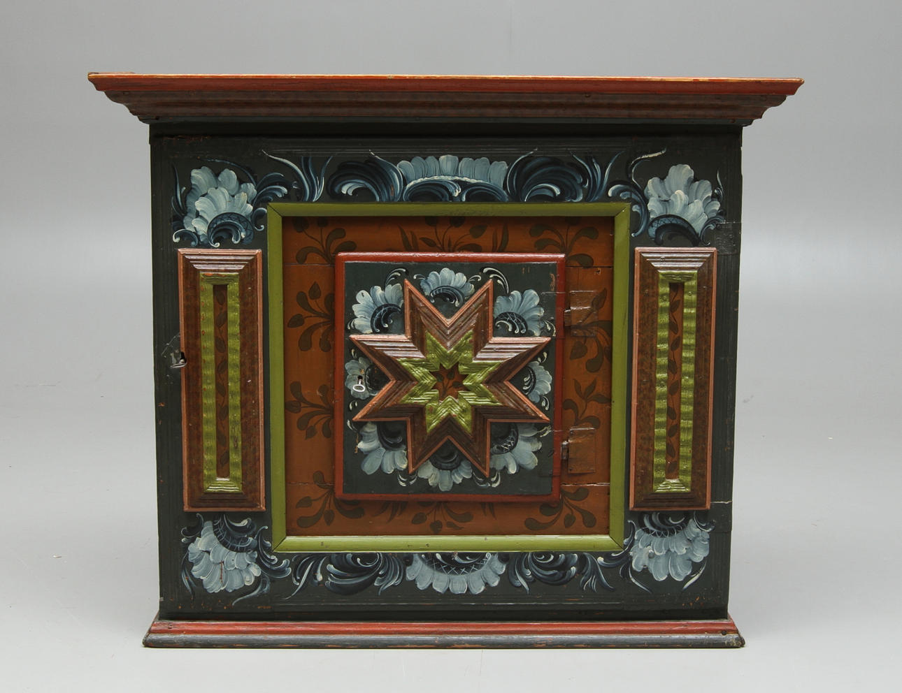 HÄNGSKÅP, allmoge, Norge, 17/1800-tal.