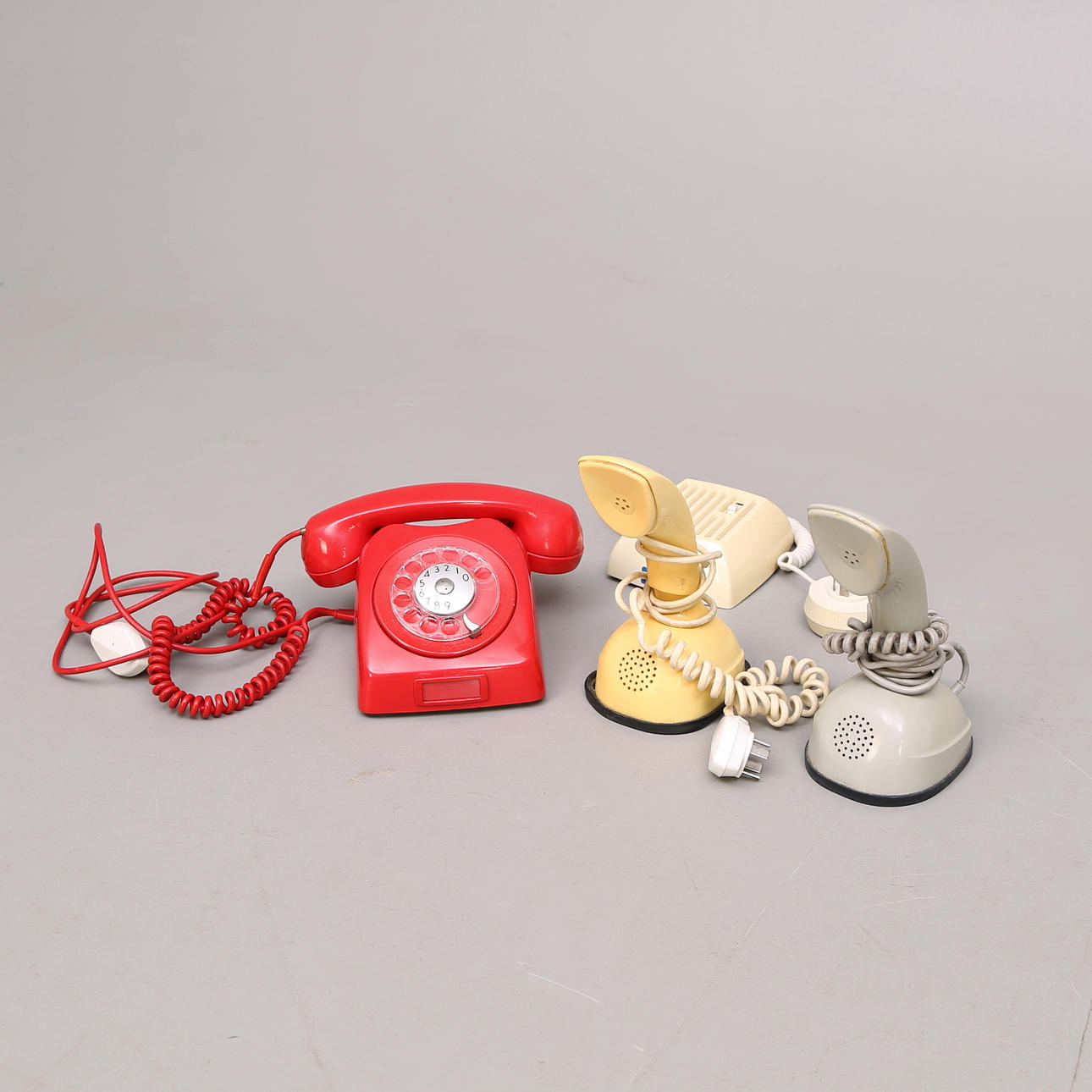 TELEFONER, 3 st, Bl.a. Ericofon "Kobra", för LM Ericsson.