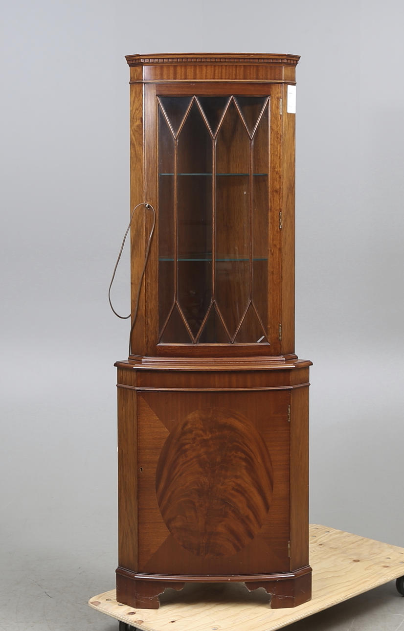 HÖRNSKÅP med VITRIN, 1900-tal.