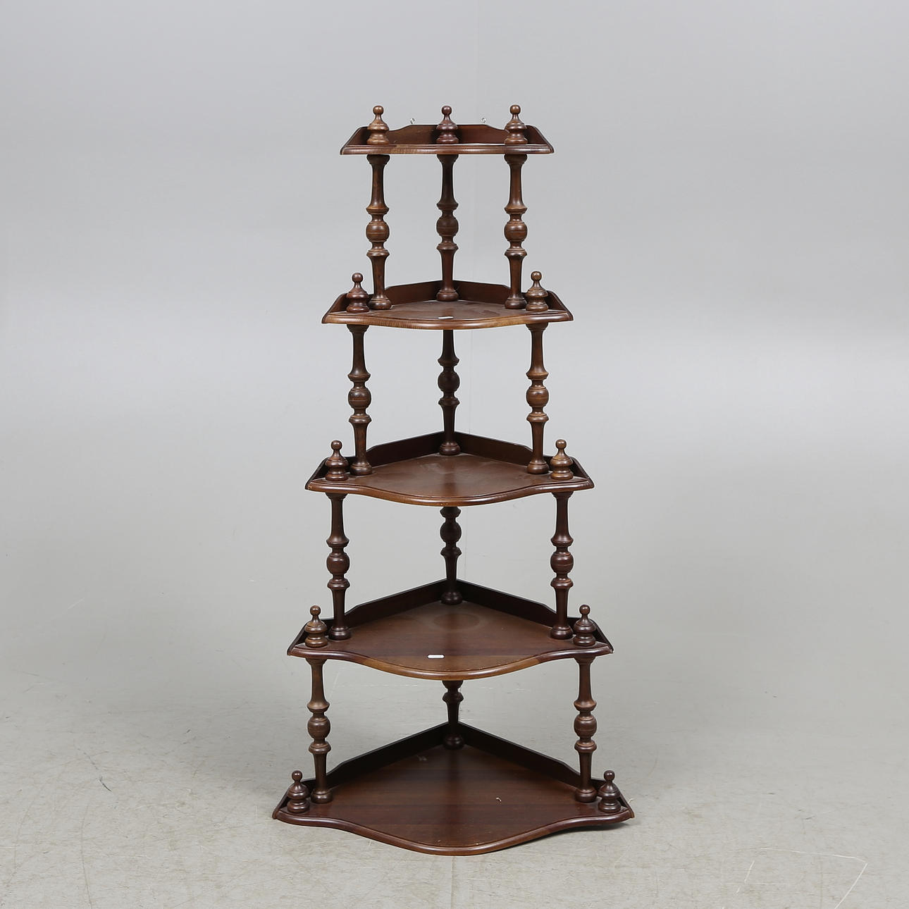 VÄGGHÖRNHYLLA, 1900-tal.