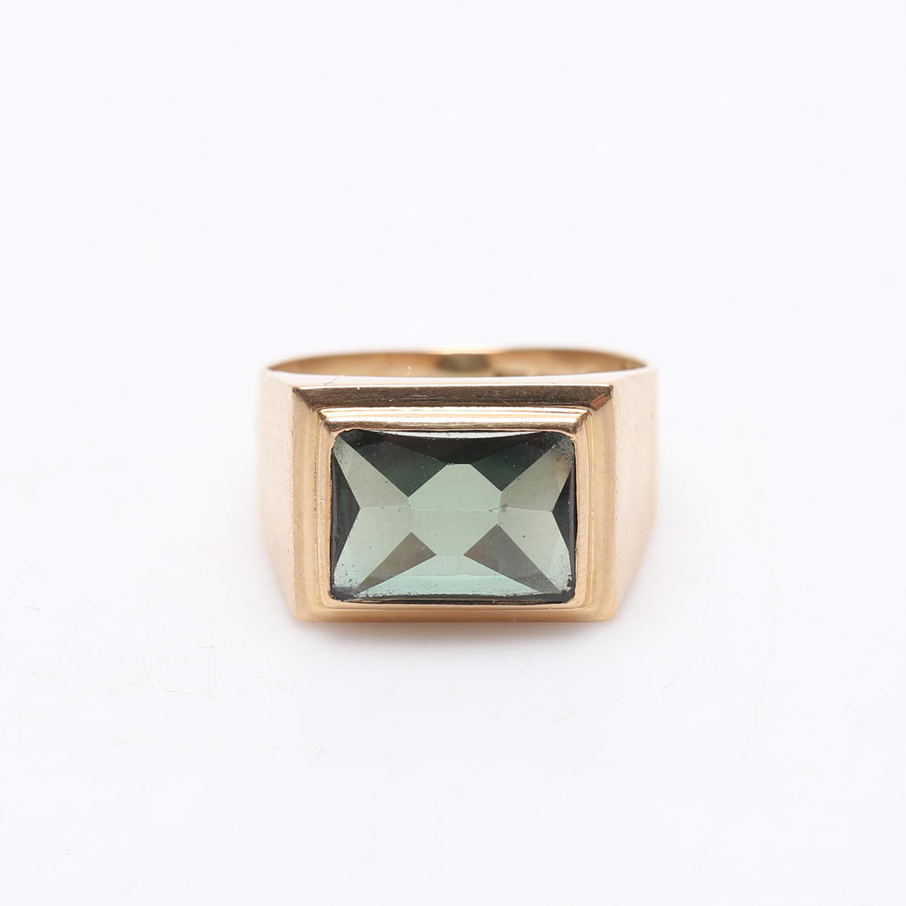 Anillo de sello, con piedra, oro 18K, peso aproximado 5,4 gramos.