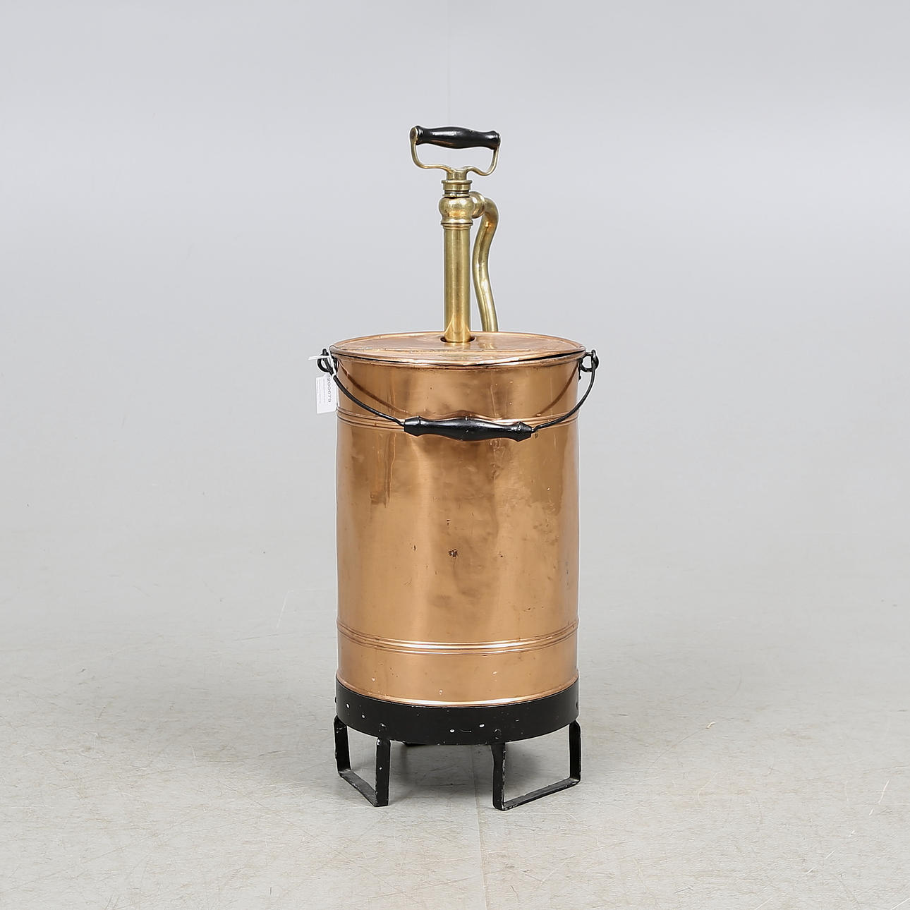 BRANDSPRUTA, koppar/mässing. Allmänna Brandredskapsaffären, E Bergström och co, Stockholm.