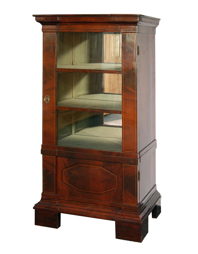 BIEDERMEIER MONTER. Mahognyfanerad, trådinsatser troligen lönn. Runt 1840.