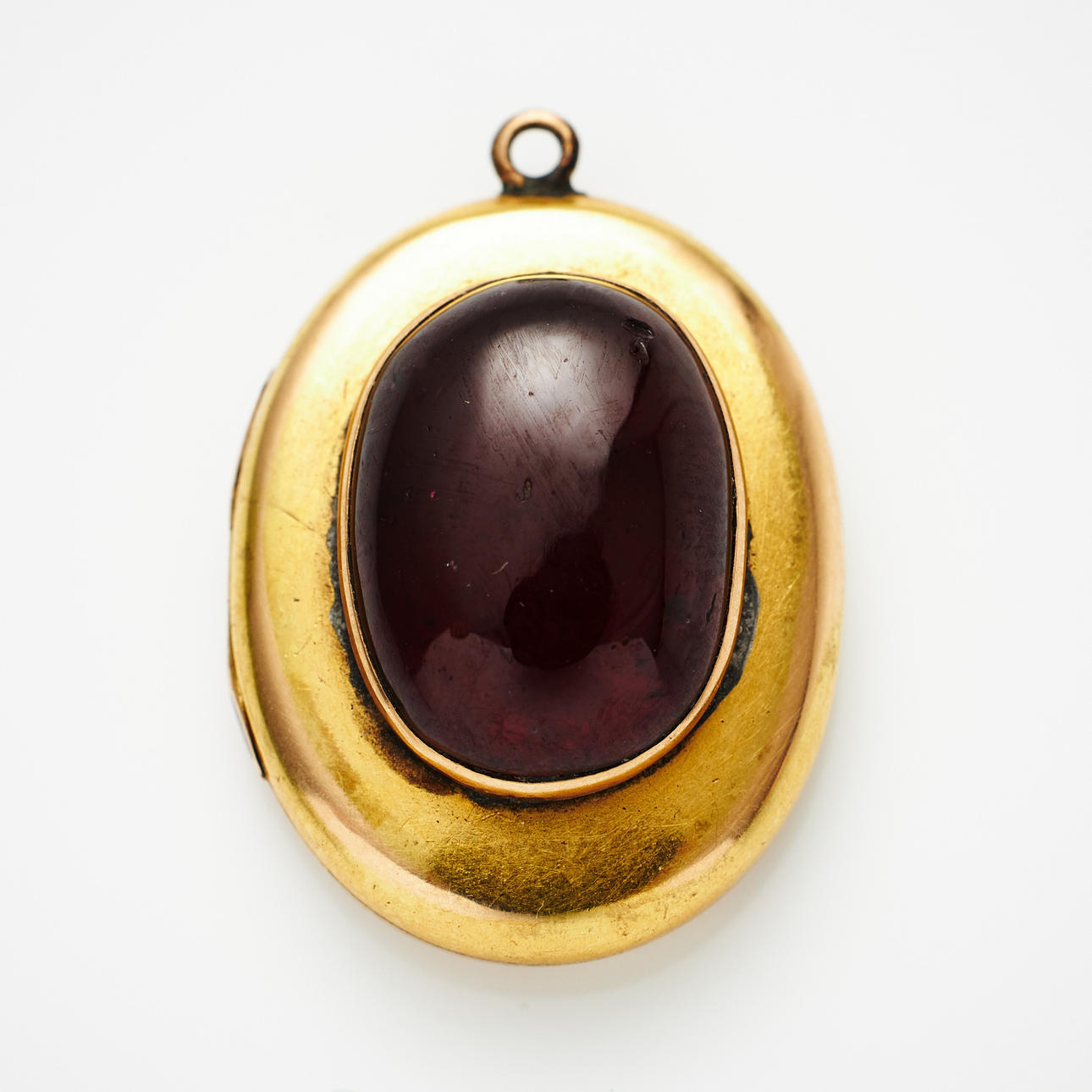 MEDAILLON, 18 Karat Gold, Granat im Cabochonschliff.