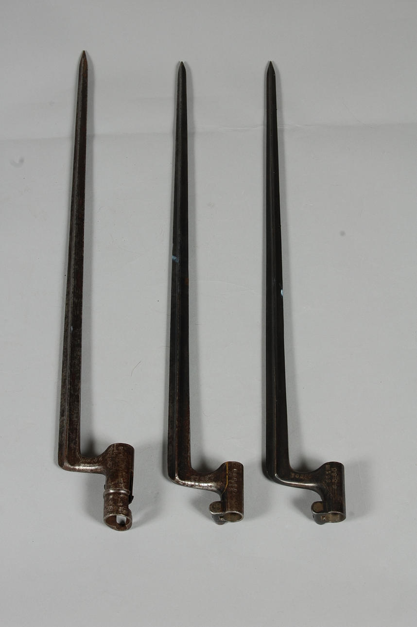 BAJONETTER, 3 st, märkta, numrerade.
