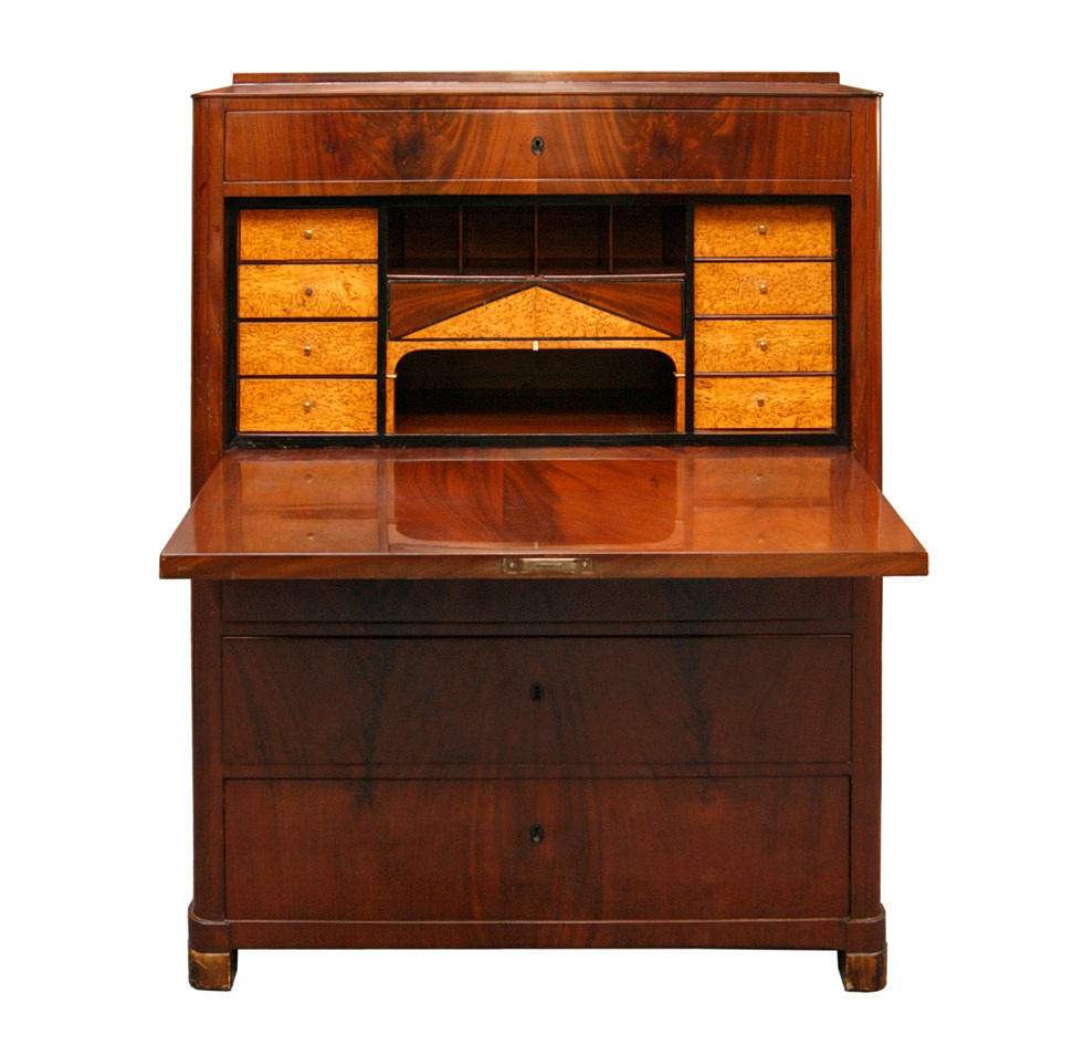 BIEDERMEIER SEKRETERARE. Mahognyfanerad, insida troligen valnöt och mahogny, delvis eboniserad. Runt 1840.