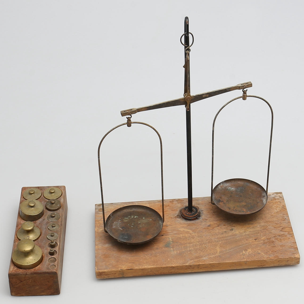 APOTEKSVÅG med VIKTER. 1900-talets första hälft.