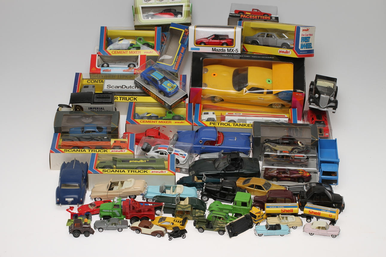 MODELLBILAR made in China / HongKong, cirka 55 stycken.