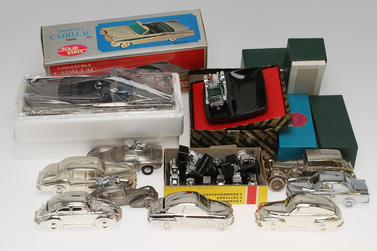 MODELLBILAR i form av radio, sparbössor, askkoppar, tändare och pennvässare.